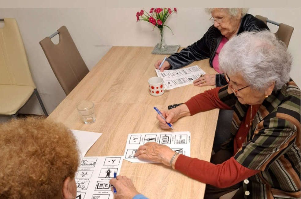 Idősek memóriajáték közben