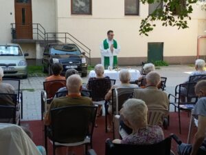 Szentmise a Nagyszülőkért - mise a szabadban.