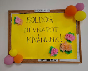 Boldog Névnapot kívánunk tábla.